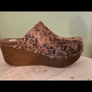 yellow box baldwyn clogs